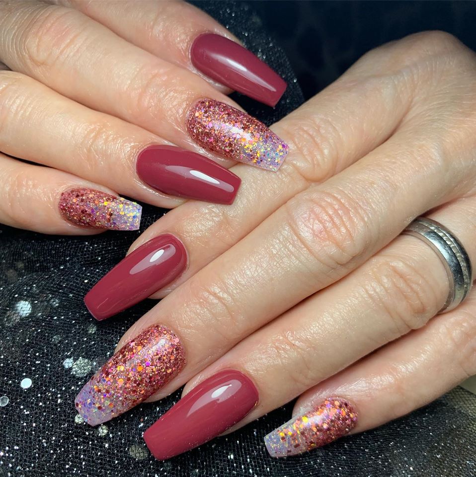 Lange kistvormige nagels in bordeaux met glitteraccenten