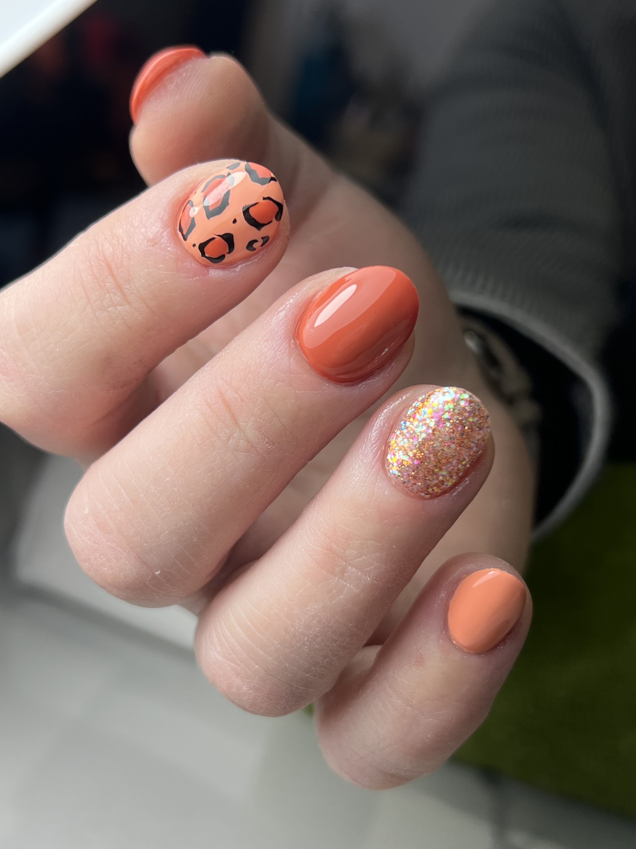 Koraaloranje nagels met een luipaardprint accent