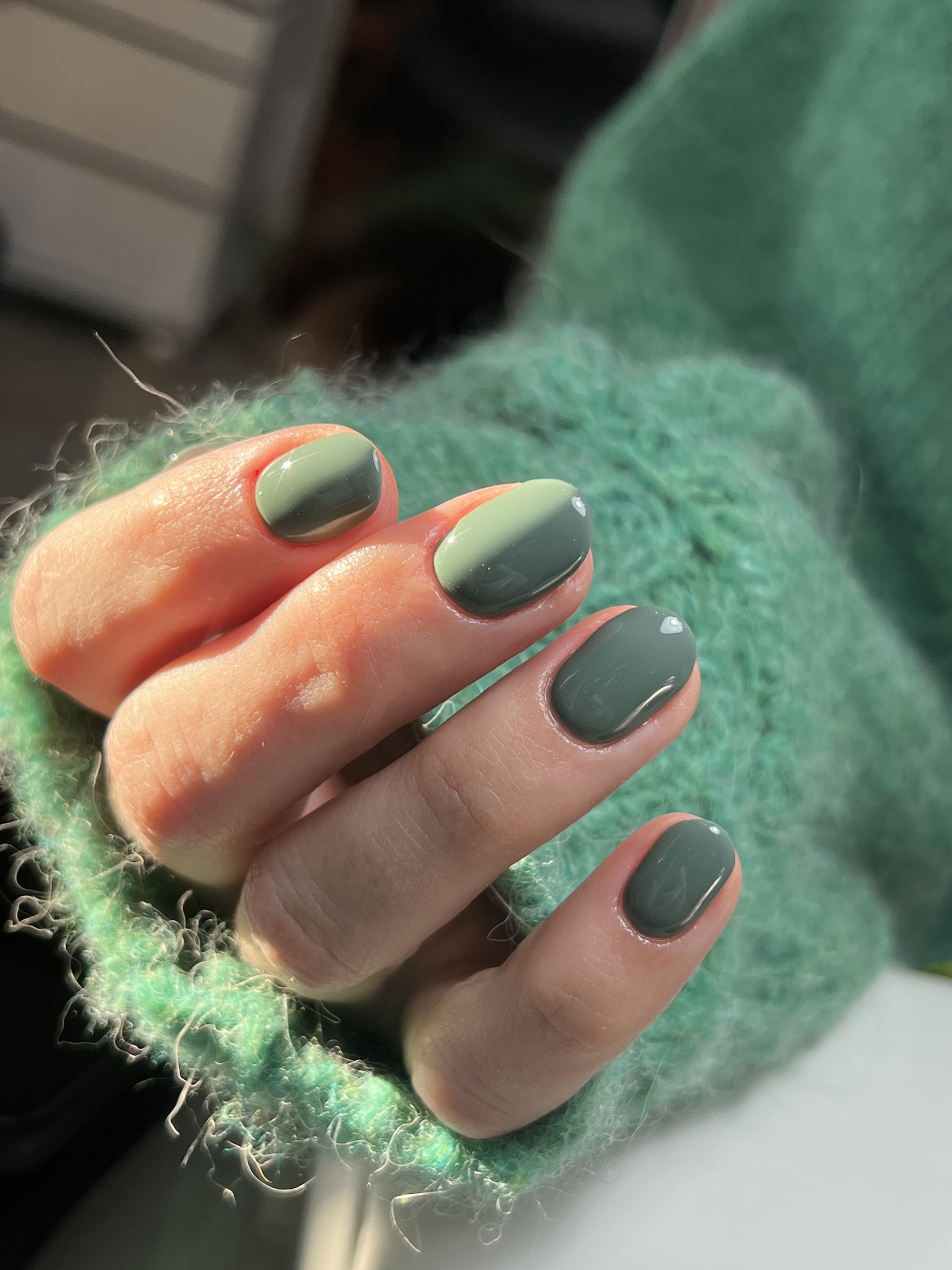 Saliegroene nagels bij een mintgroene trui